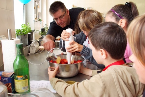 Bild 2 - Frank Knöchel kocht mit Kindern gesundes Essen