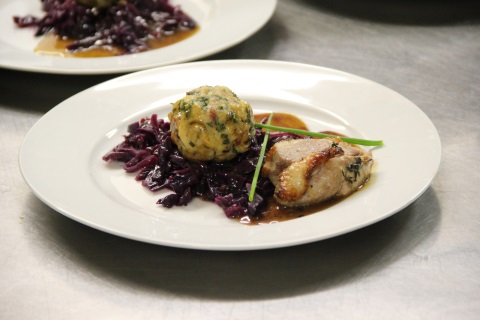 Entenbrust rosa an Orangenrotkohl und Speckknödel