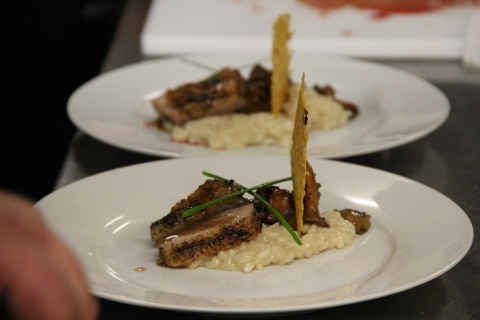 Entenbrust rosa auf Pilzrisotto mit Parmesan-Segel